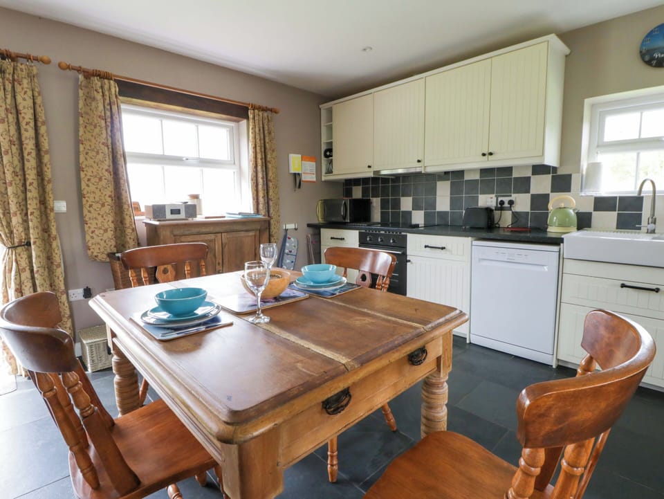 Cottage | Dining