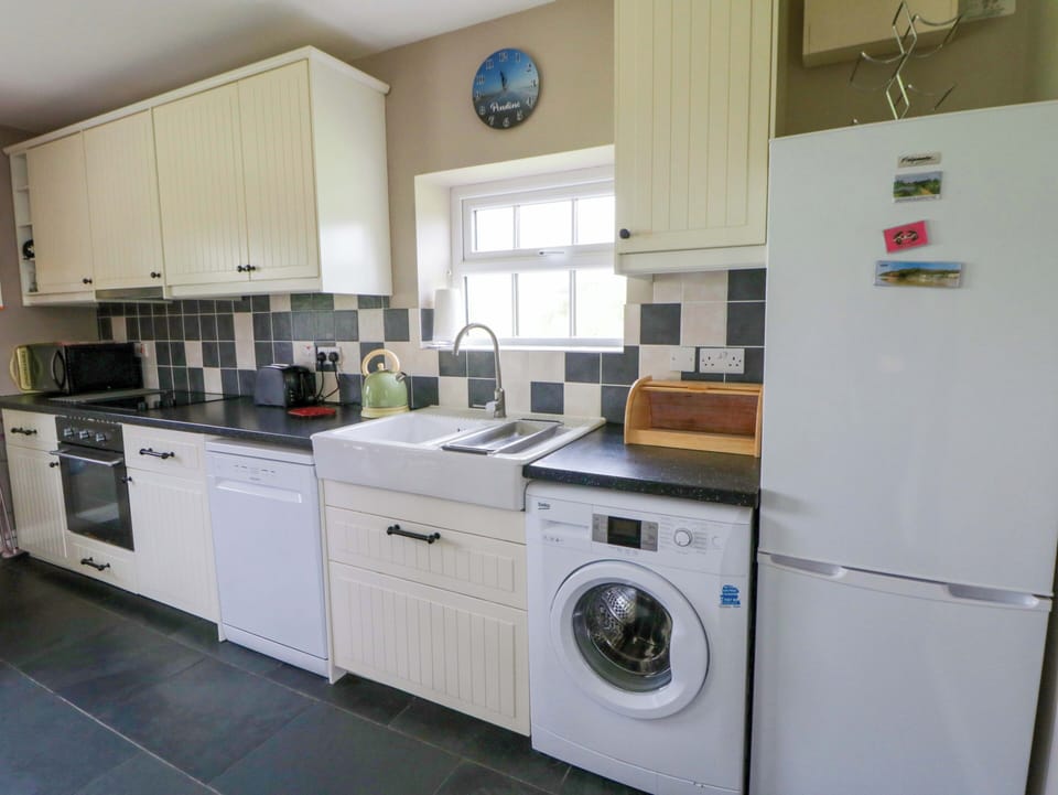 Cottage | Private kitchen | Fridge, dishwasher, electric kettle, toaster