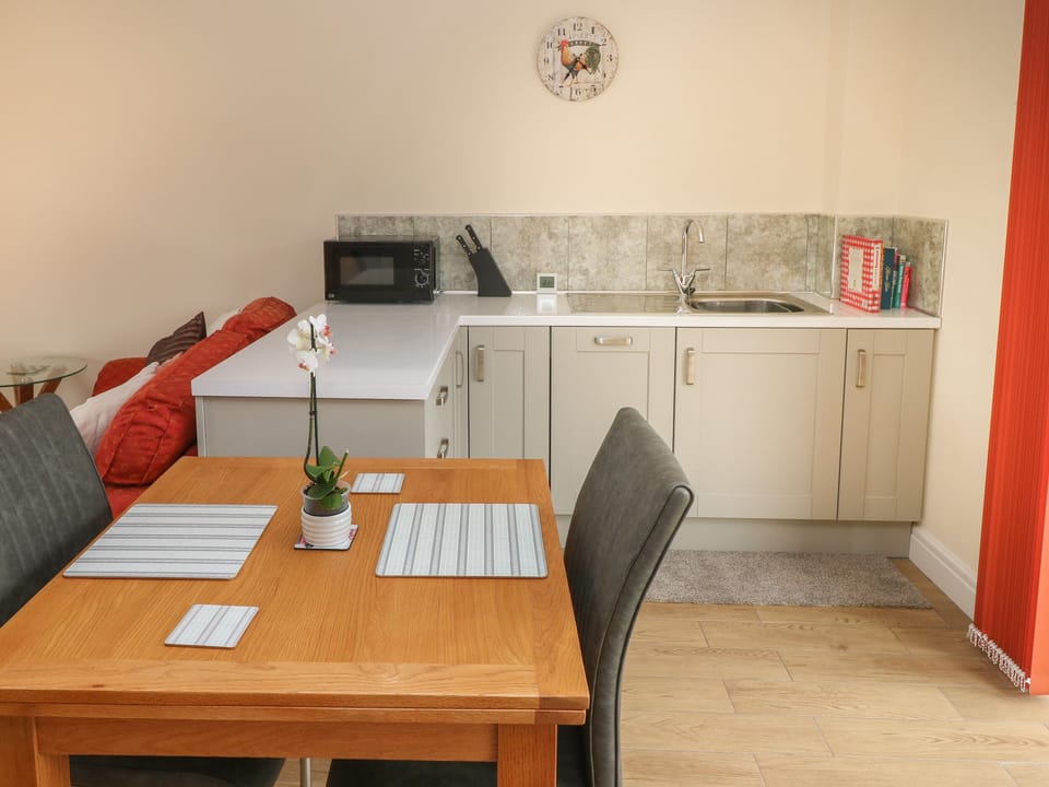 Cottage | Private kitchen | Fridge, microwave, dishwasher, electric kettle