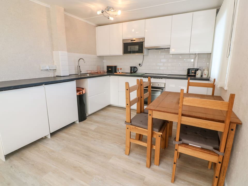 Cottage | Private kitchen | Fridge, microwave, electric kettle, toaster