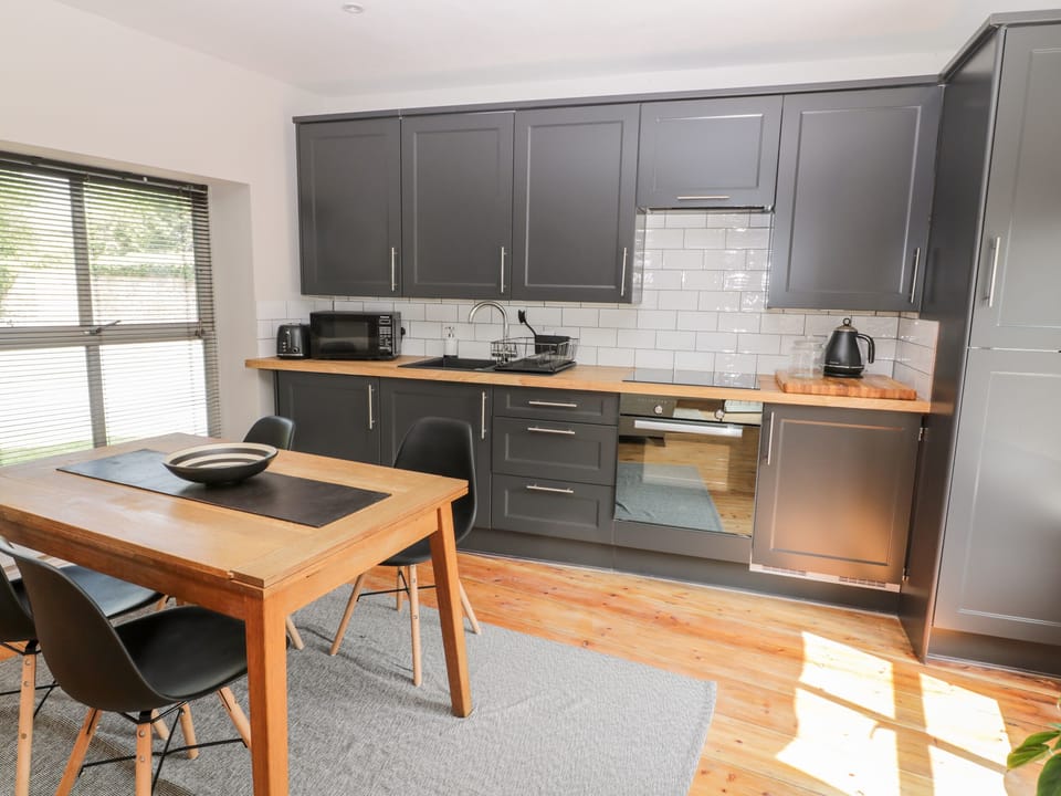 Cottage | Private kitchen | Fridge, electric kettle, toaster, cookware/dishes/utensils