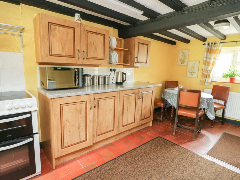 Cottage | Private kitchen | Fridge, electric kettle, toaster, cookware/dishes/utensils