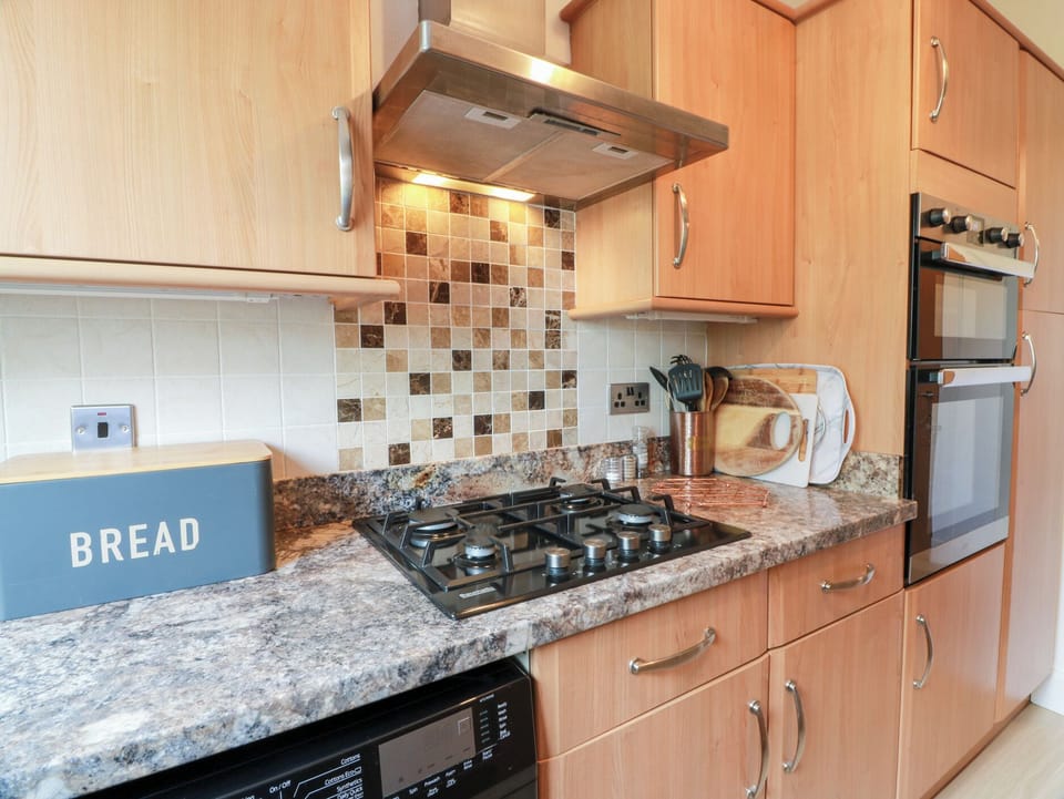 Cottage | Private kitchen | Fridge, dishwasher, electric kettle, cookware/dishes/utensils