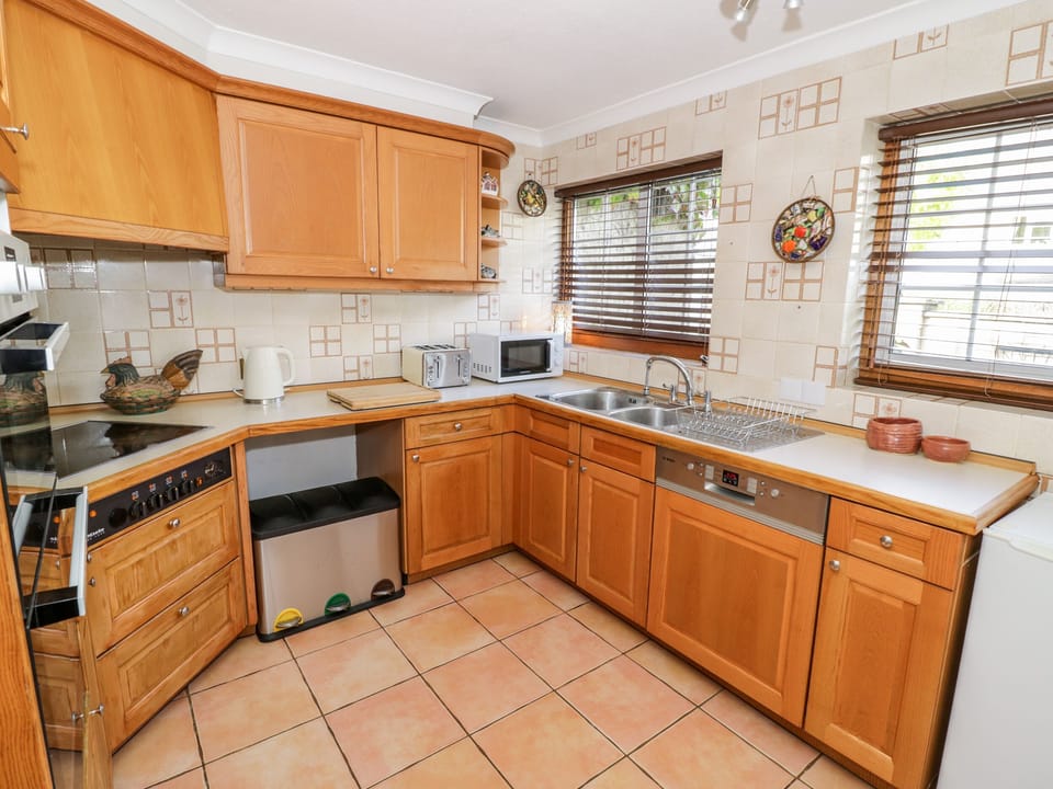 Cottage | Private kitchen | Fridge, dishwasher, electric kettle, toaster