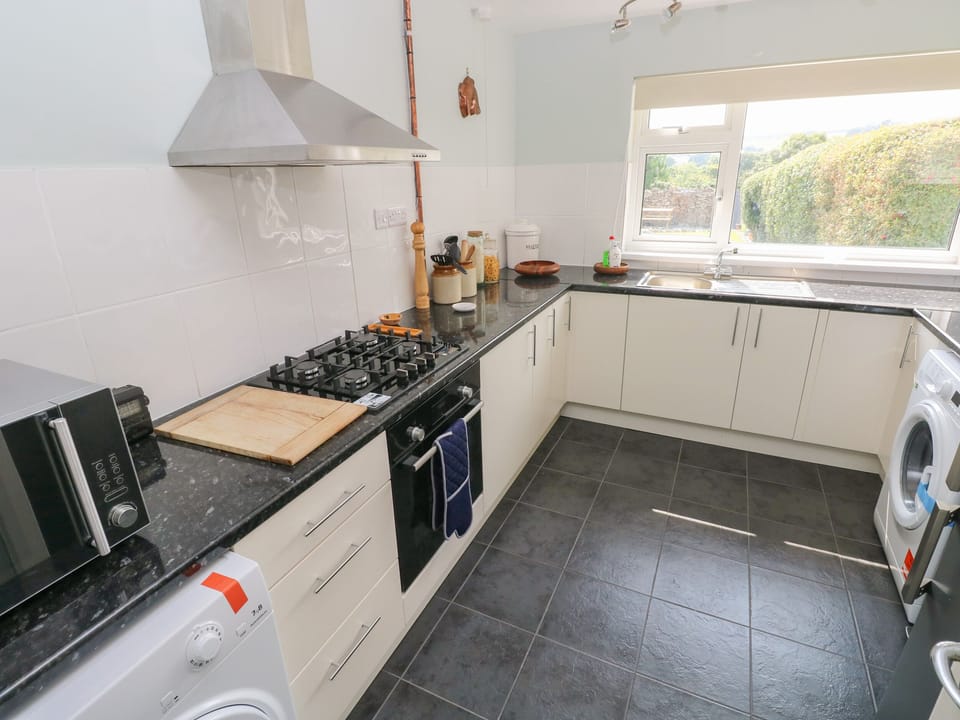 Cottage | Private kitchen | Fridge, electric kettle, toaster, cookware/dishes/utensils