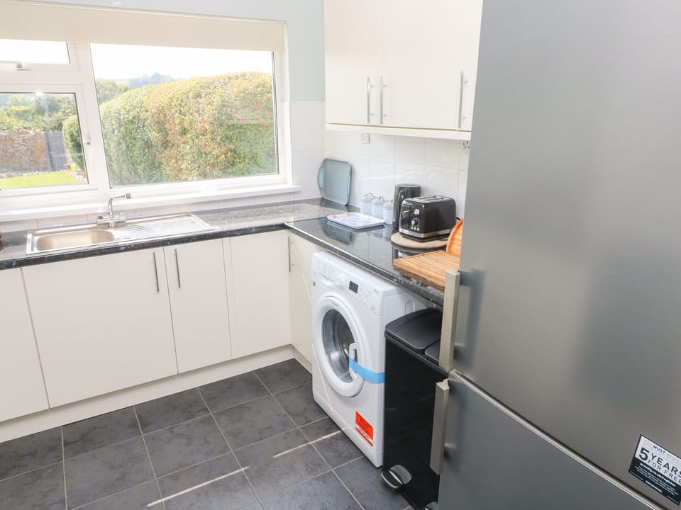 Cottage | Private kitchen | Fridge, electric kettle, toaster, cookware/dishes/utensils