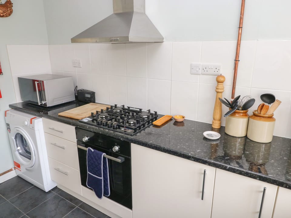Cottage | Private kitchen | Fridge, electric kettle, toaster, cookware/dishes/utensils