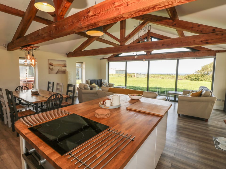 Cottage | Private kitchen | Fridge, microwave, dishwasher, electric kettle