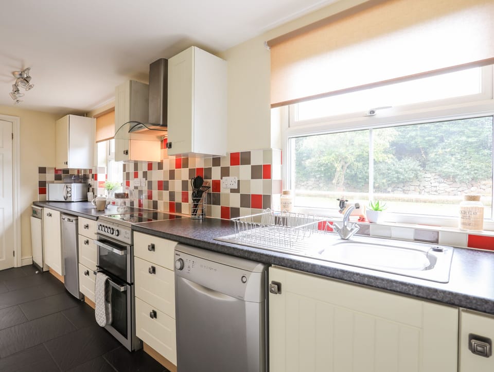 Cottage | Private kitchen | Fridge, dishwasher, cookware/dishes/utensils