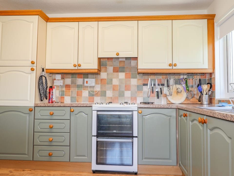Cottage | Private kitchen | Fridge, microwave, dishwasher, electric kettle