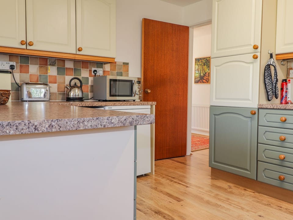 Cottage | Private kitchen | Fridge, microwave, dishwasher, electric kettle