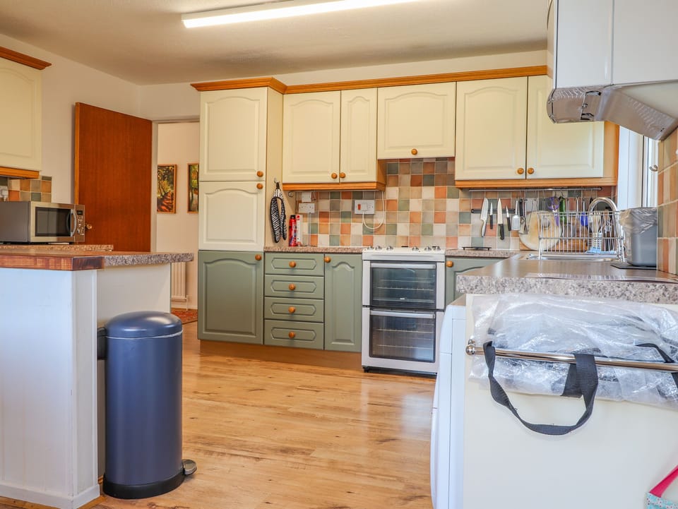 Cottage | Private kitchen | Fridge, microwave, dishwasher, electric kettle