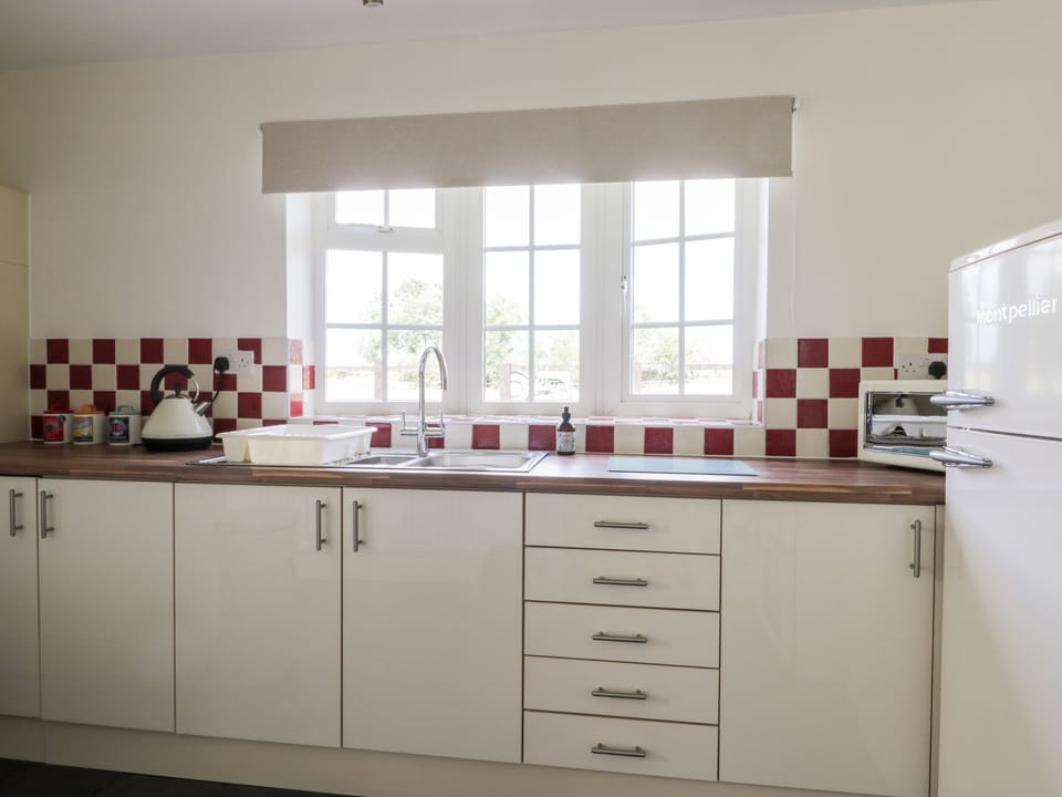Cottage | Private kitchen | Fridge, microwave, electric kettle, toaster