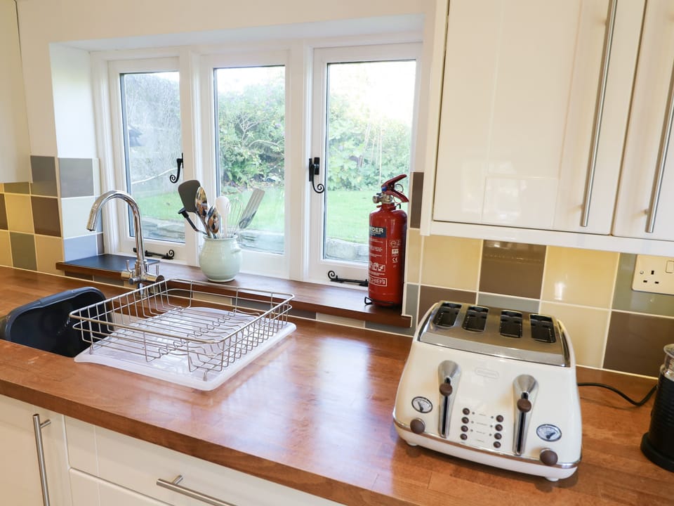 Cottage | Private kitchen | Fridge, microwave, dishwasher, electric kettle