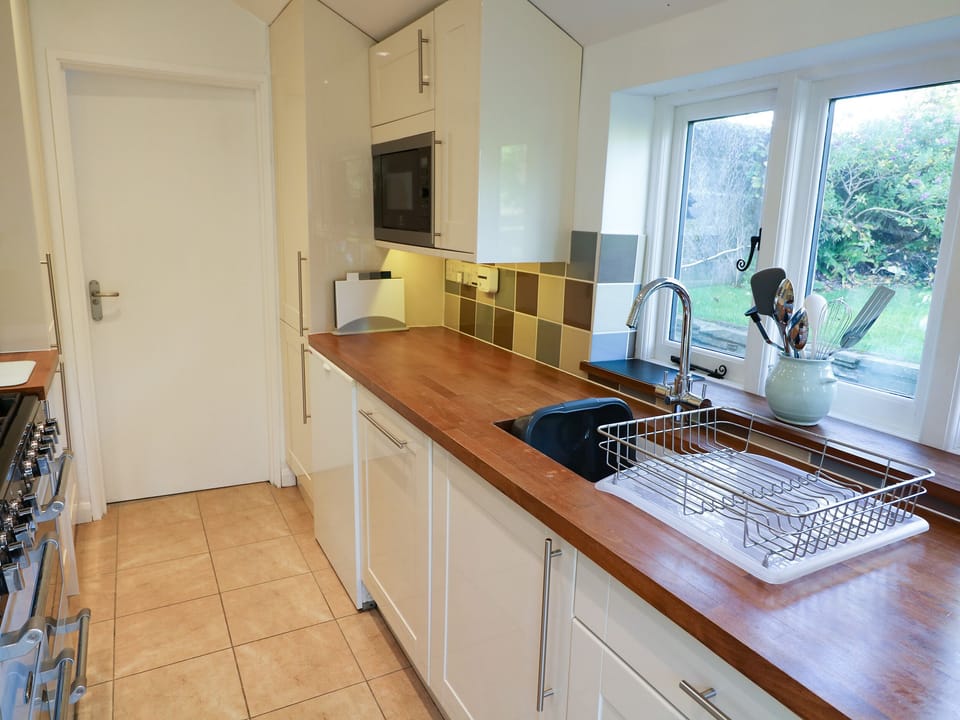 Cottage | Private kitchen | Fridge, microwave, dishwasher, electric kettle