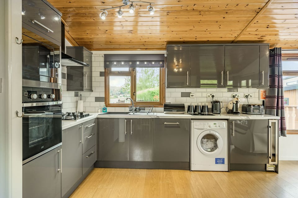 Cottage | Private kitchen | Fridge, dishwasher, electric kettle, toaster