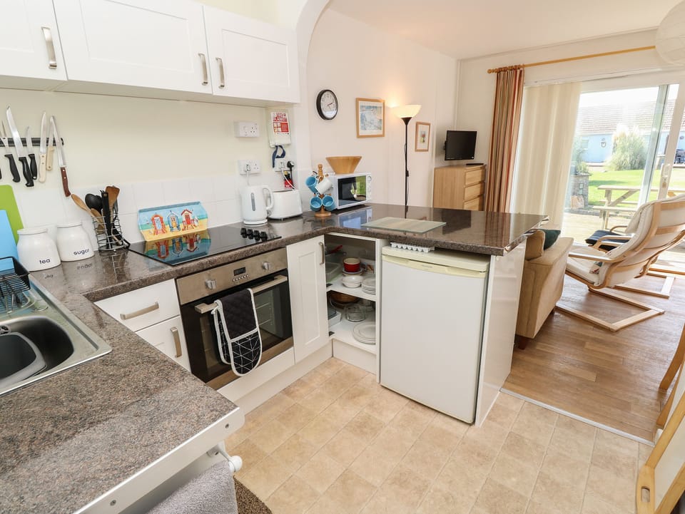 Cottage | Private kitchen | Fridge, electric kettle, toaster, cookware/dishes/utensils
