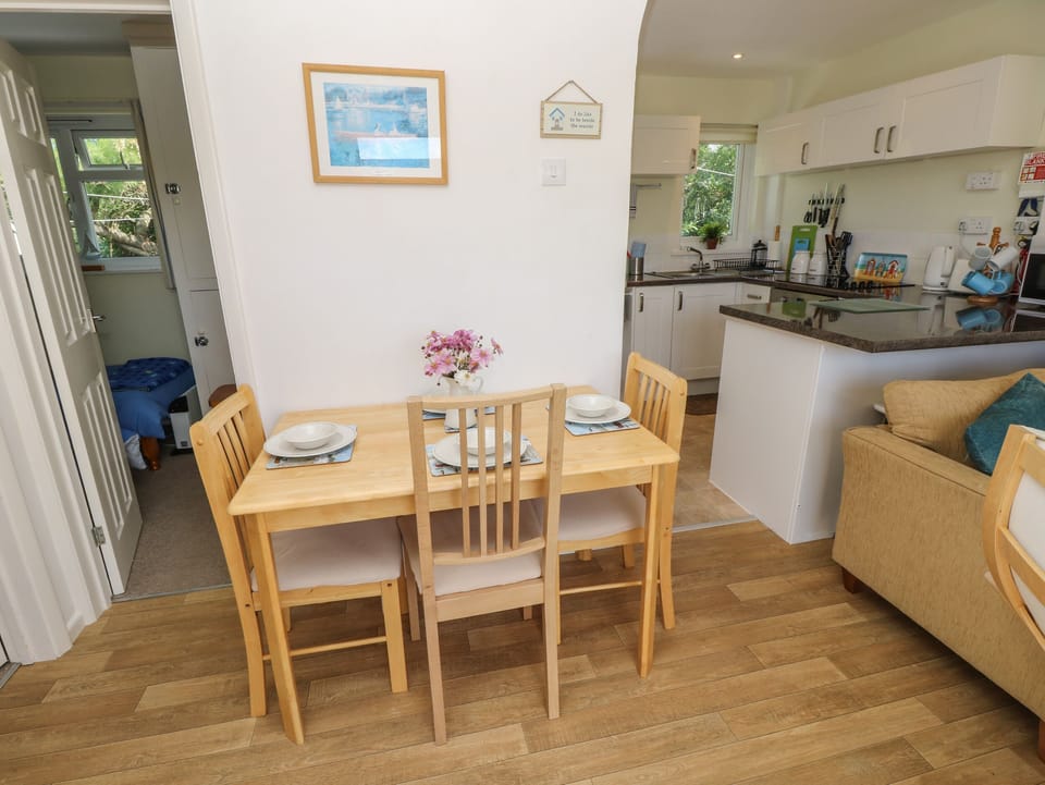 Cottage | Private kitchen | Fridge, electric kettle, toaster, cookware/dishes/utensils