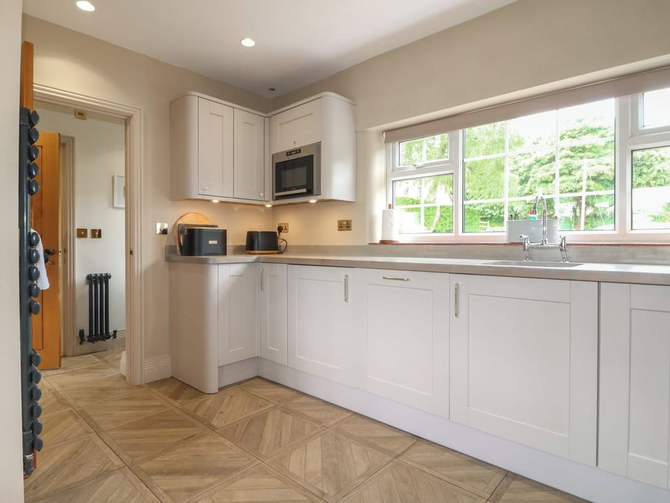 Cottage | Private kitchen | Fridge, microwave, dishwasher, cookware/dishes/utensils