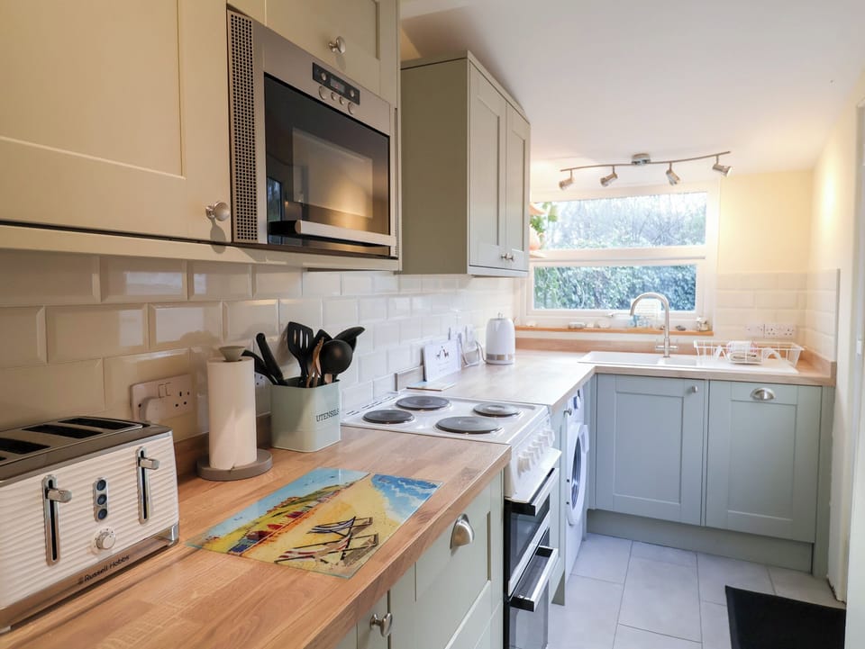 Cottage | Private kitchen | Fridge, microwave, dishwasher, electric kettle