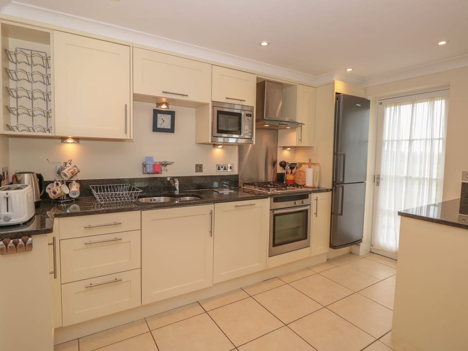 Cottage | Private kitchen | Fridge, microwave, dishwasher, electric kettle