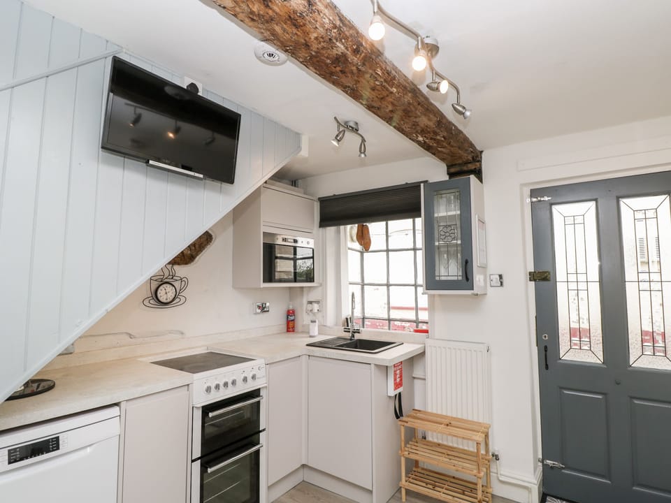 Cottage | Private kitchen | Fridge, dishwasher, electric kettle, toaster