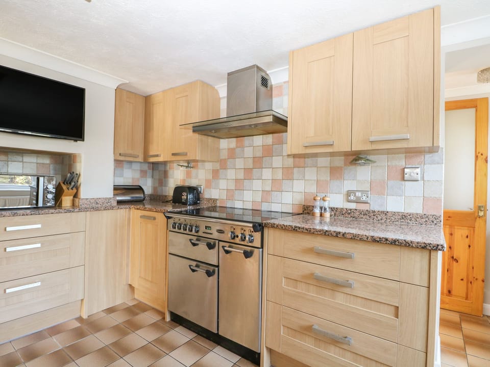 Cottage | Private kitchen | Fridge, dishwasher, electric kettle, toaster