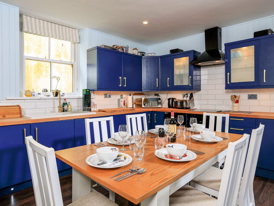 Cottage | Private kitchen | Fridge, microwave, dishwasher, electric kettle