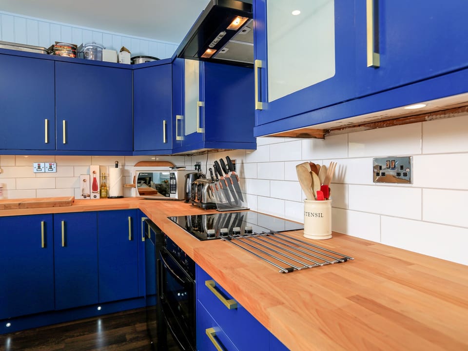 Cottage | Private kitchen | Fridge, microwave, dishwasher, electric kettle