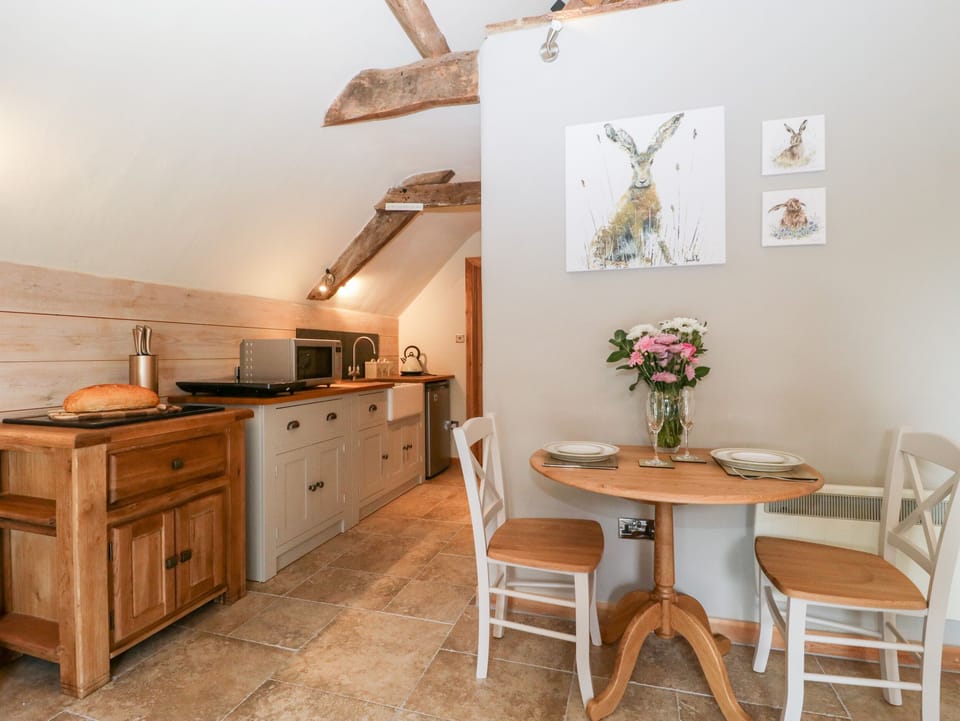 Cottage | Private kitchen | Fridge, electric kettle, toaster, cookware/dishes/utensils