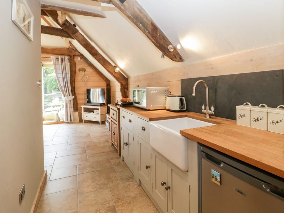 Cottage | Private kitchen | Fridge, electric kettle, toaster, cookware/dishes/utensils