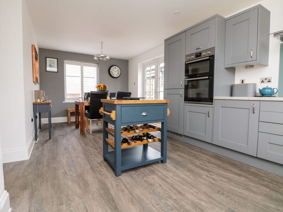 Cottage | Private kitchen | Fridge, dishwasher, electric kettle, toaster