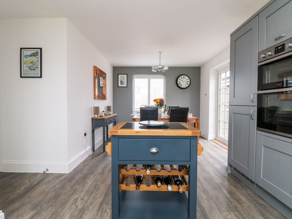 Cottage | Private kitchen | Fridge, dishwasher, electric kettle, toaster