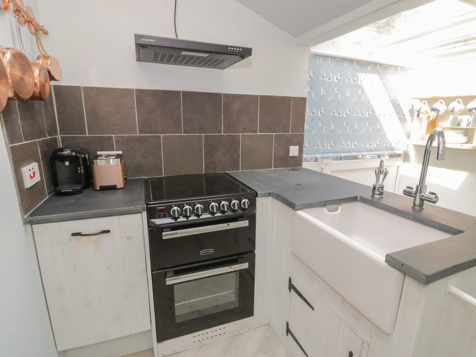Cottage | Private kitchen | Fridge, dishwasher, cookware/dishes/utensils