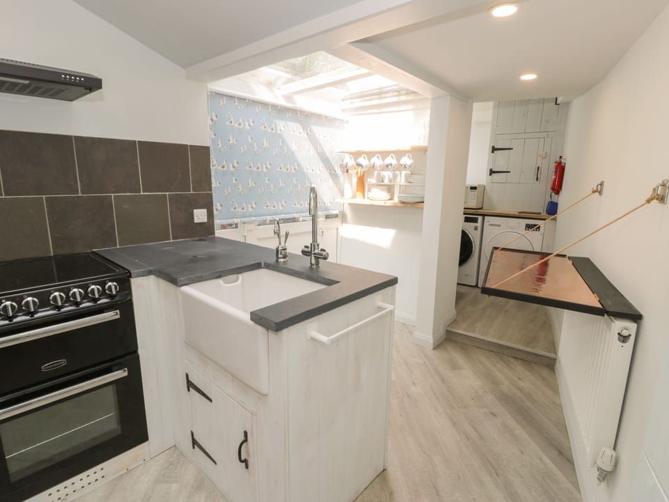 Cottage | Private kitchen | Fridge, dishwasher, cookware/dishes/utensils