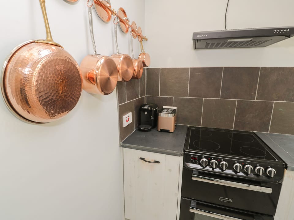 Cottage | Private kitchen | Fridge, dishwasher, cookware/dishes/utensils