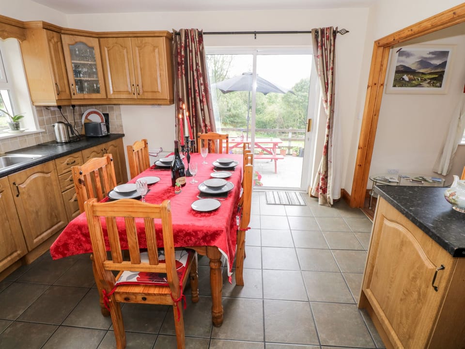 Cottage | Private kitchen | Dishwasher, cookware/dishes/utensils