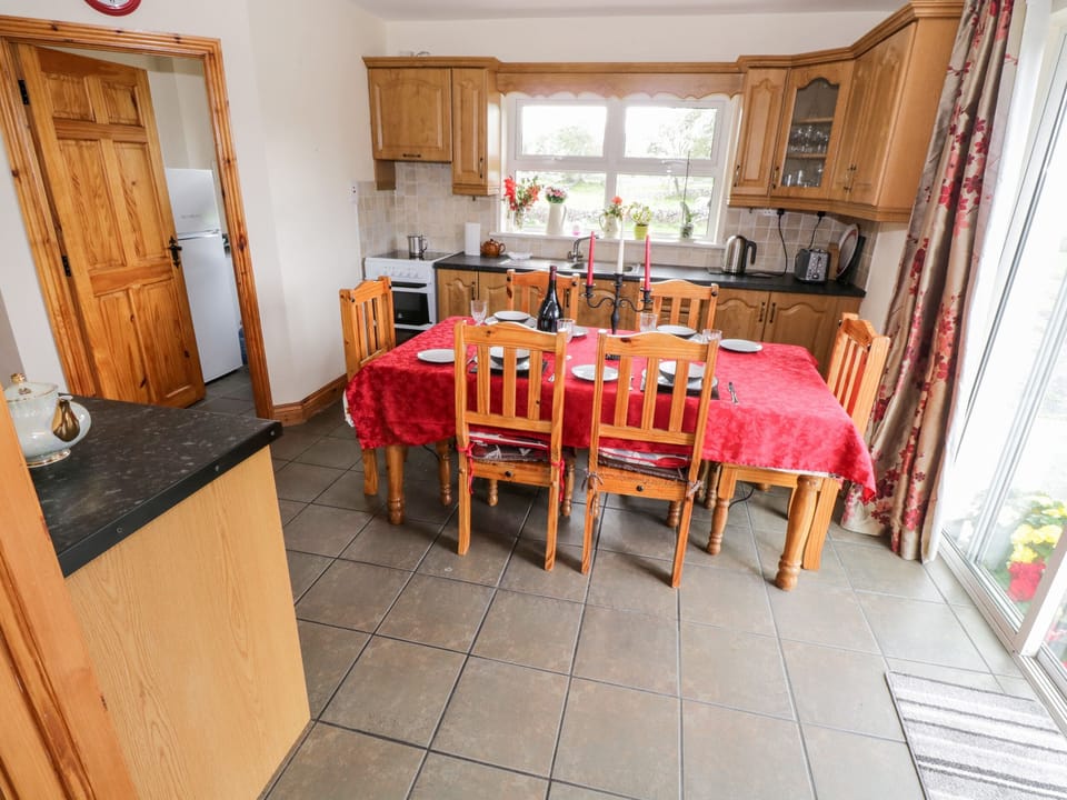 Cottage | Private kitchen | Dishwasher, cookware/dishes/utensils