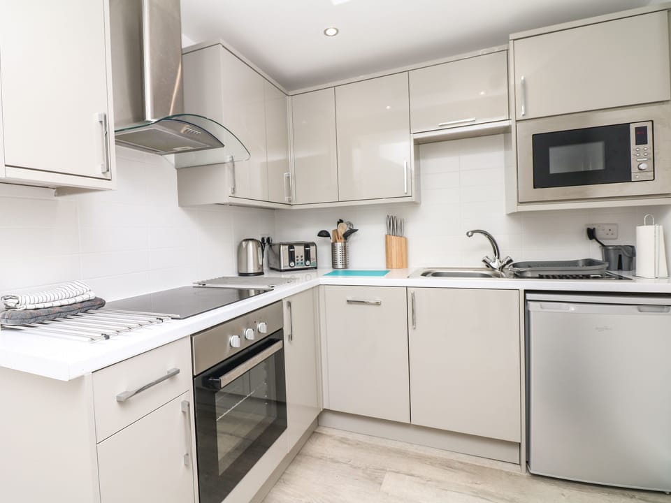 Cottage | Private kitchen | Fridge, microwave, dishwasher, electric kettle