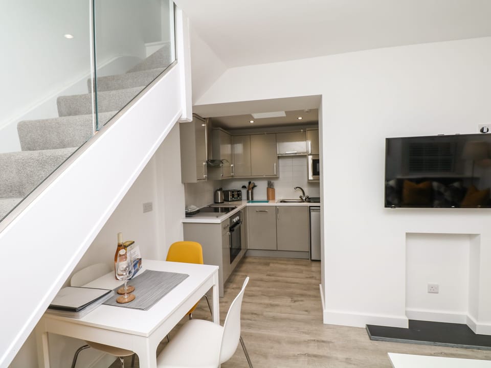 Cottage | Private kitchen | Fridge, microwave, dishwasher, electric kettle