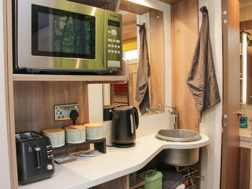 Cottage | Private kitchen | Fridge, microwave, electric kettle, toaster