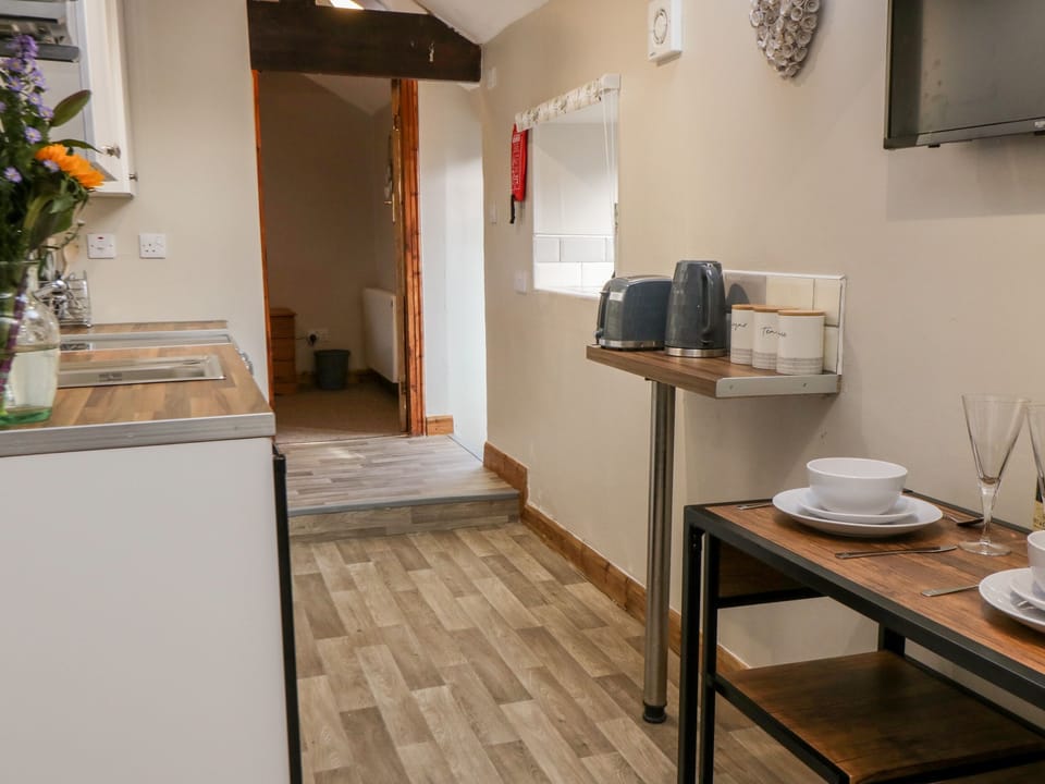 Cottage | Private kitchen | Fridge, microwave, electric kettle, toaster