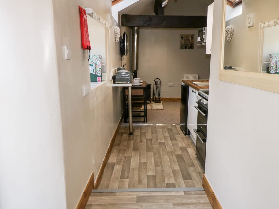 Cottage | Private kitchen | Fridge, microwave, electric kettle, toaster