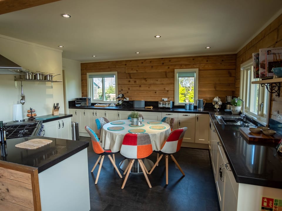 Cottage | Private kitchen | Fridge, microwave, dishwasher, electric kettle