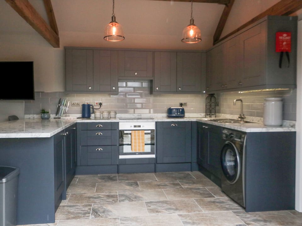 Cottage | Private kitchen | Fridge, dishwasher, electric kettle, toaster