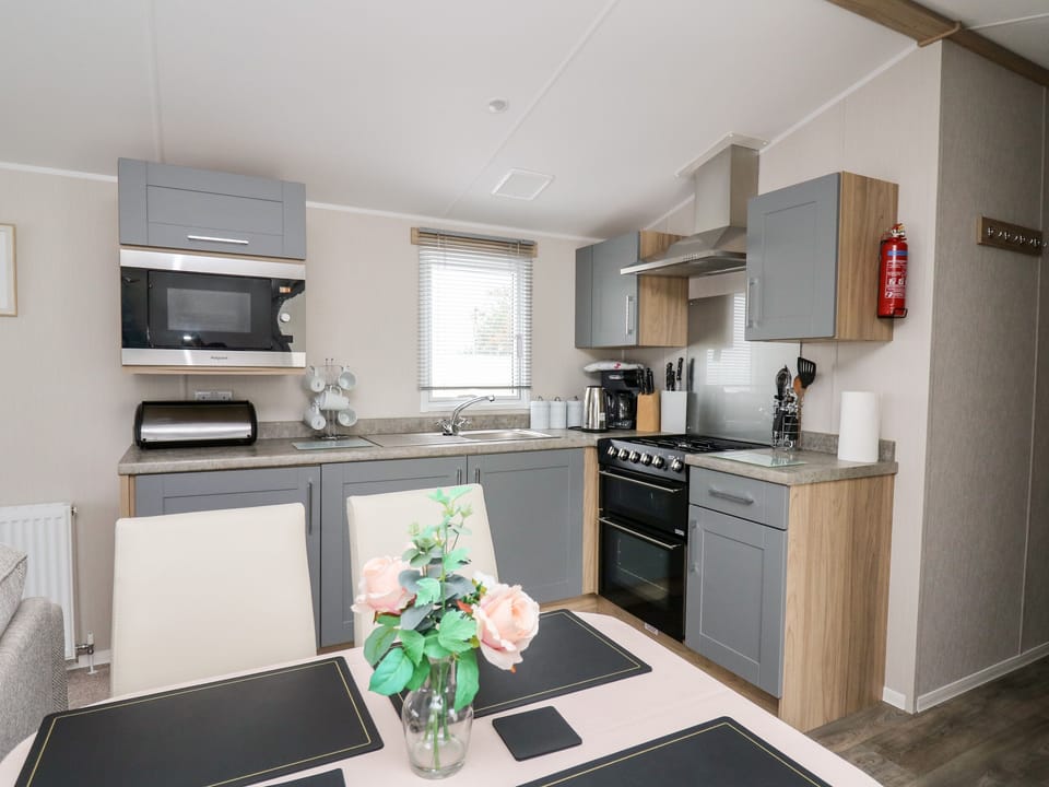 Cottage | Private kitchen | Fridge, microwave, electric kettle, toaster