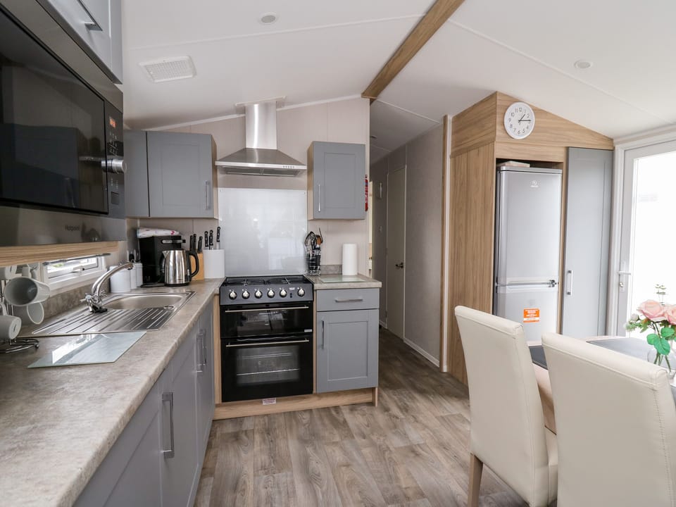 Cottage | Private kitchen | Fridge, microwave, electric kettle, toaster