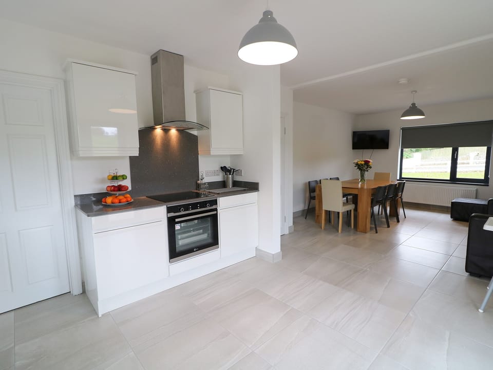 Cottage | Private kitchen | Dishwasher, electric kettle, toaster, cookware/dishes/utensils