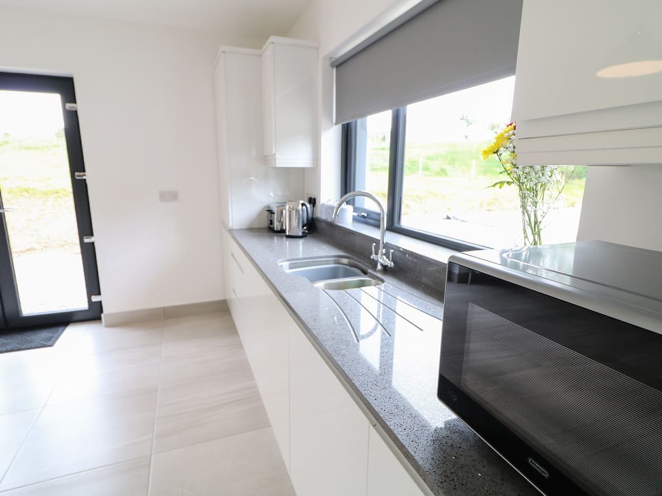 Cottage | Private kitchen | Dishwasher, electric kettle, toaster, cookware/dishes/utensils