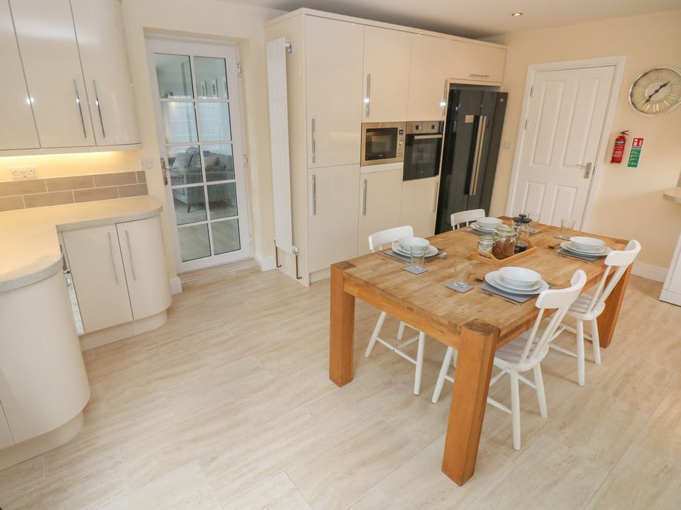 Cottage | Private kitchen | Fridge, microwave, dishwasher, electric kettle